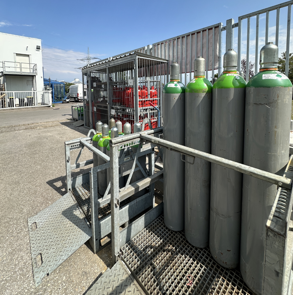 Gasflaschen im Gaslager der Kuhlmann Gruppe